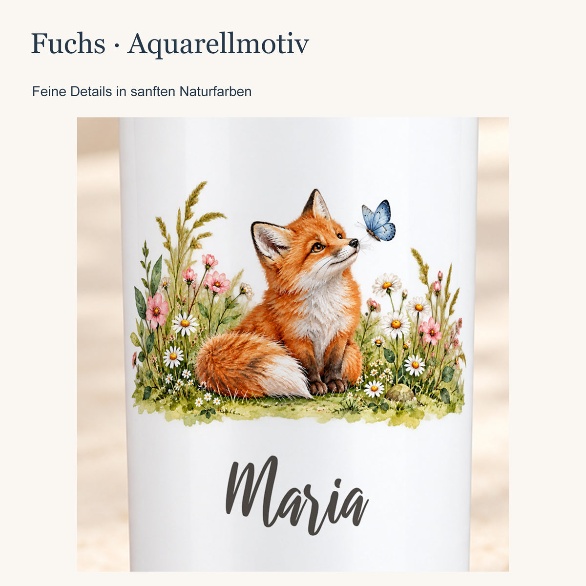 Nahaufnahme des Fuchs-Aquarellmotivs und des Wunschnamens auf dem weißen Thermobecher.
