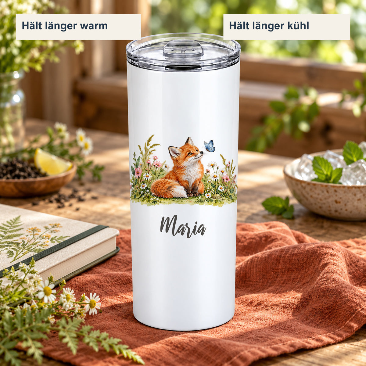 Thermobecher mit Fuchs-Motiv in einer sommerlichen Getränkeszene mit Hinweisen auf länger warme und länger kühle Getränke.