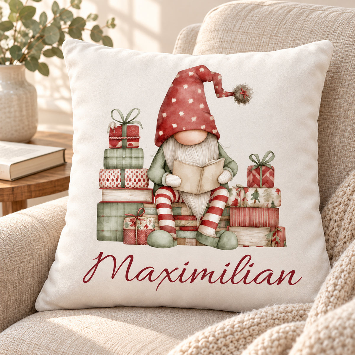 Weihnachtswichtel-Kissenbezug Gemütliche Lesestunde, 40 × 40 cm, mit Beispielname Maximilian: Wohnansicht.