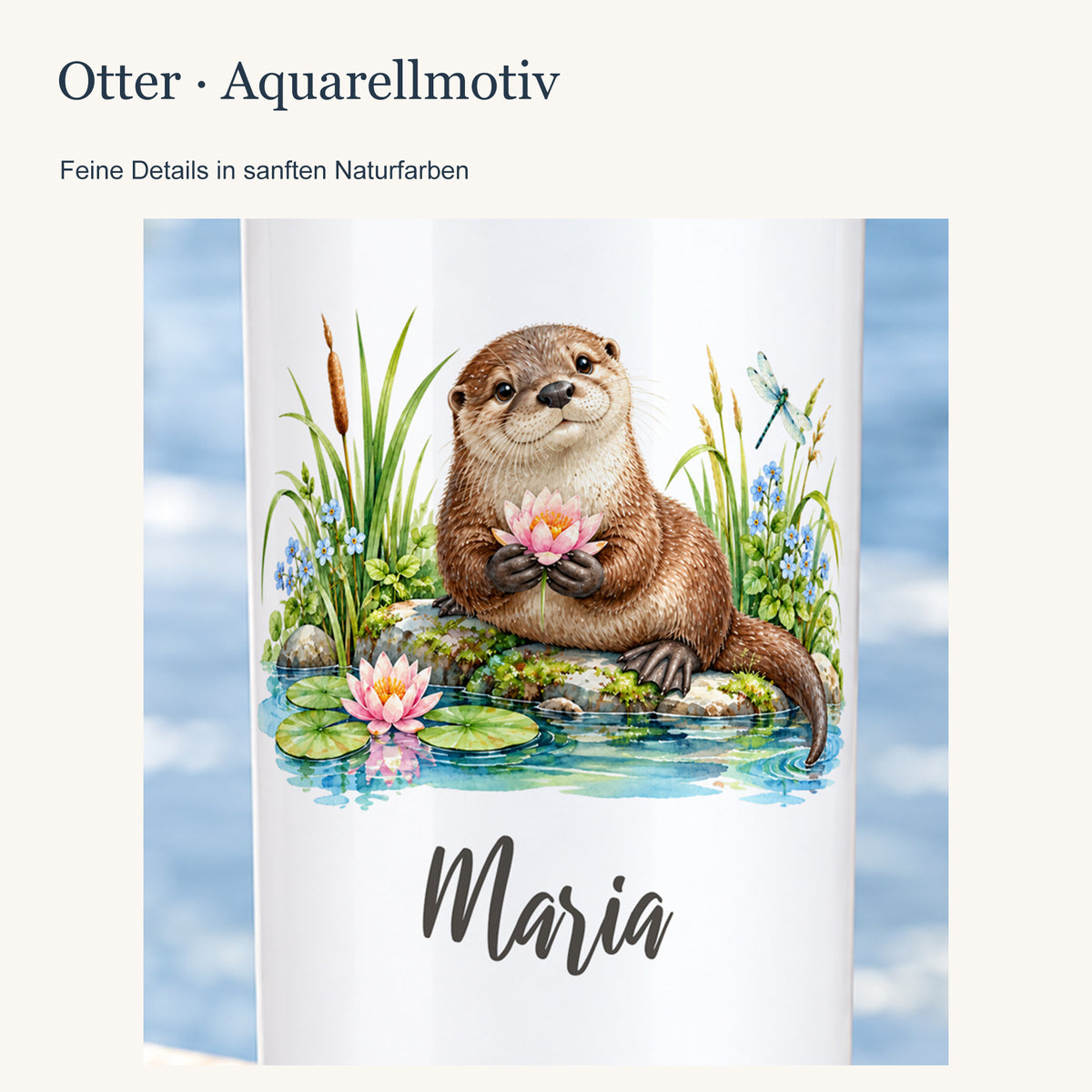 Nahaufnahme des Otter-Aquarellmotivs und des Wunschnamens auf dem weißen Thermobecher.