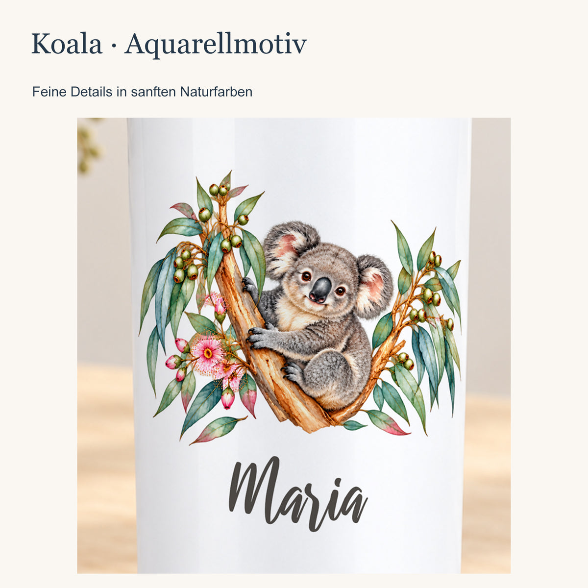 Nahaufnahme des Koala-Aquarellmotivs und des Wunschnamens auf dem weißen Thermobecher.