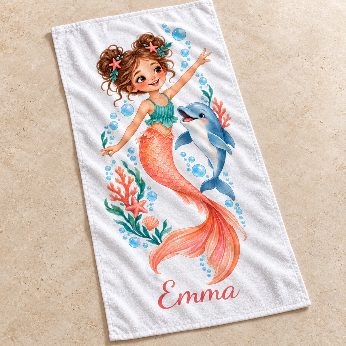Handtuch mit Motiv Delfinfreundin und Beispielname Emma, schräg von oben gezeigt.