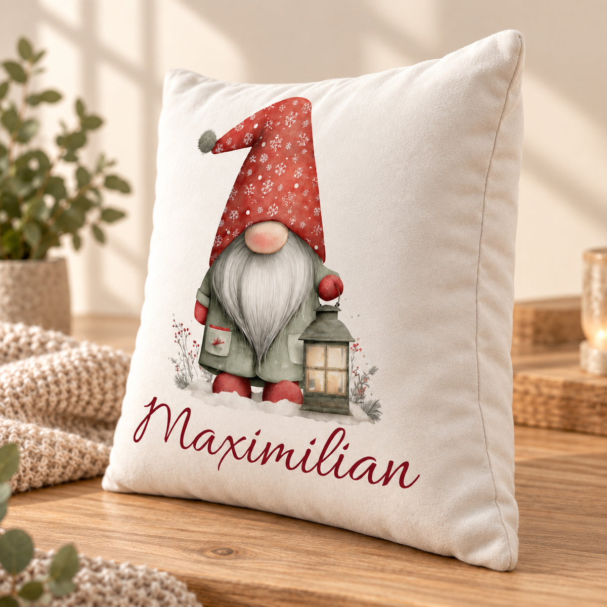 Weihnachtswichtel-Kissenbezug Laternenlicht, 40 × 40 cm, mit Beispielname Maximilian: Ansicht schräg von vorn.