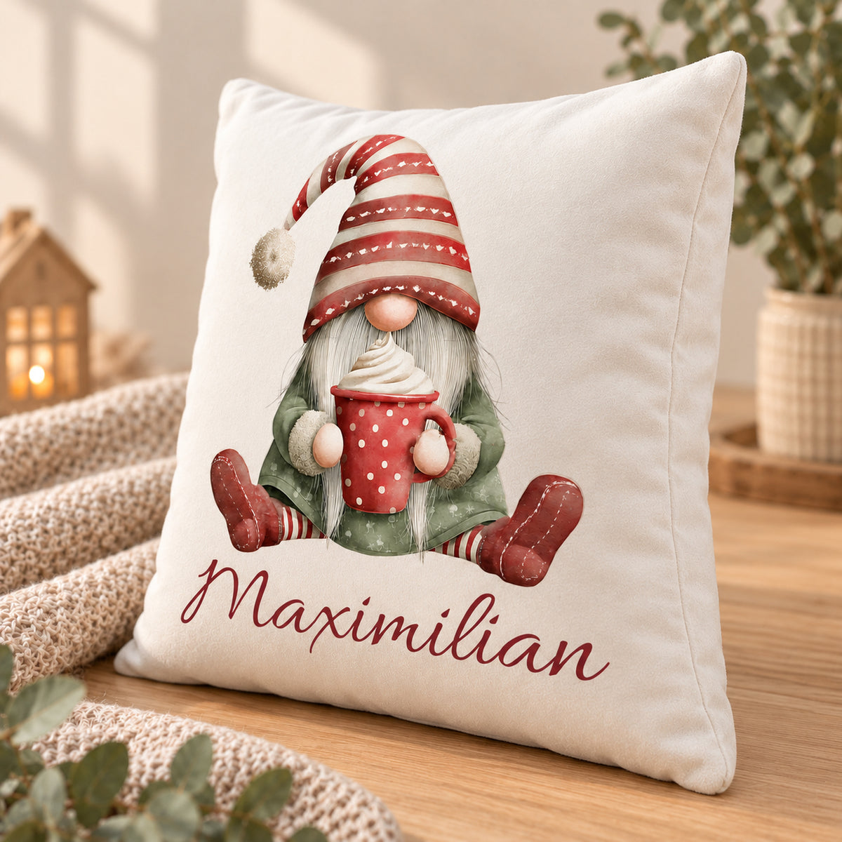 Weihnachtswichtel-Kissenbezug Kakaozeit, 40 × 40 cm, mit Beispielname Maximilian: Ansicht schräg von vorn.