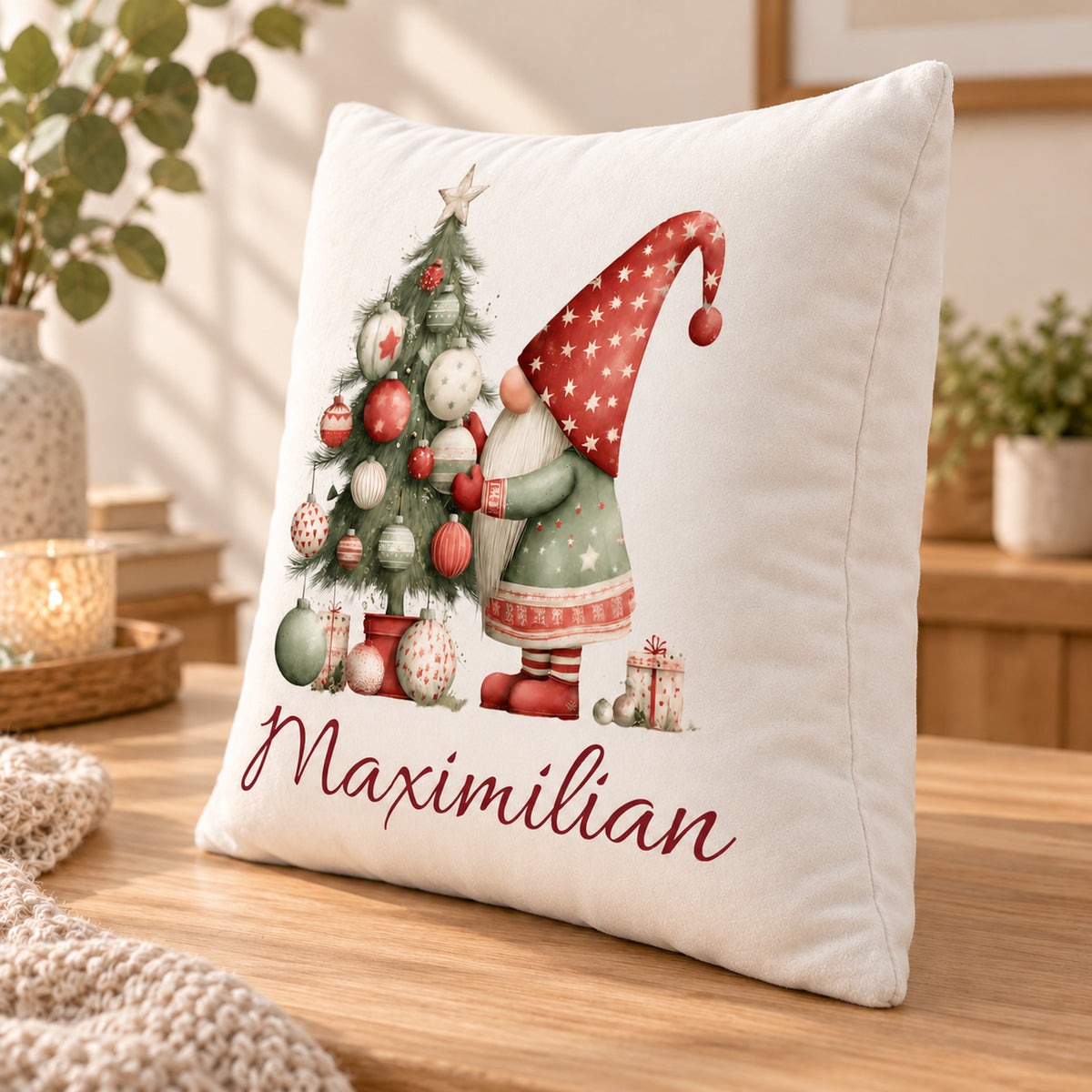 Weihnachtswichtel-Kissenbezug Weihnachtsbaum, 40 × 40 cm, mit Beispielname Maximilian: Ansicht schräg von vorn.