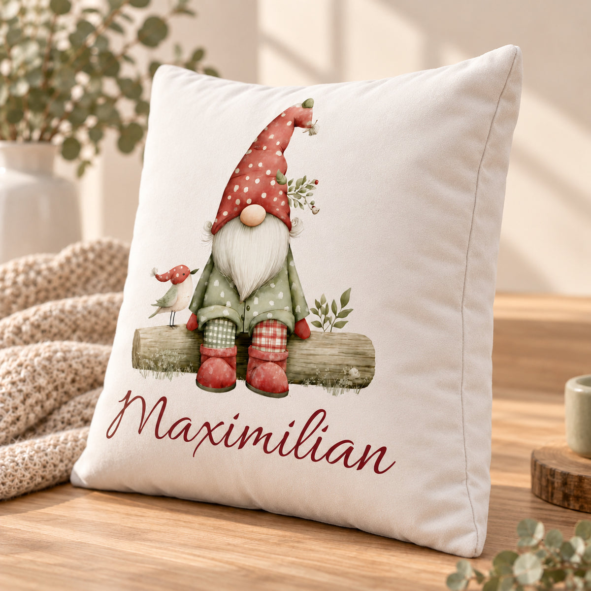 Weihnachtswichtel-Kissenbezug Wintervogel, 40 × 40 cm, mit Beispielname Maximilian: Ansicht schräg von vorn.