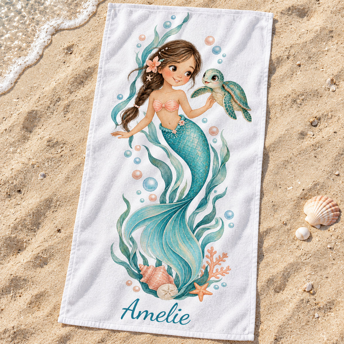 Handtuch mit Meerjungfrauenmotiv Schildkrötenreise und Beispielname Amelie auf Sand am Strand.