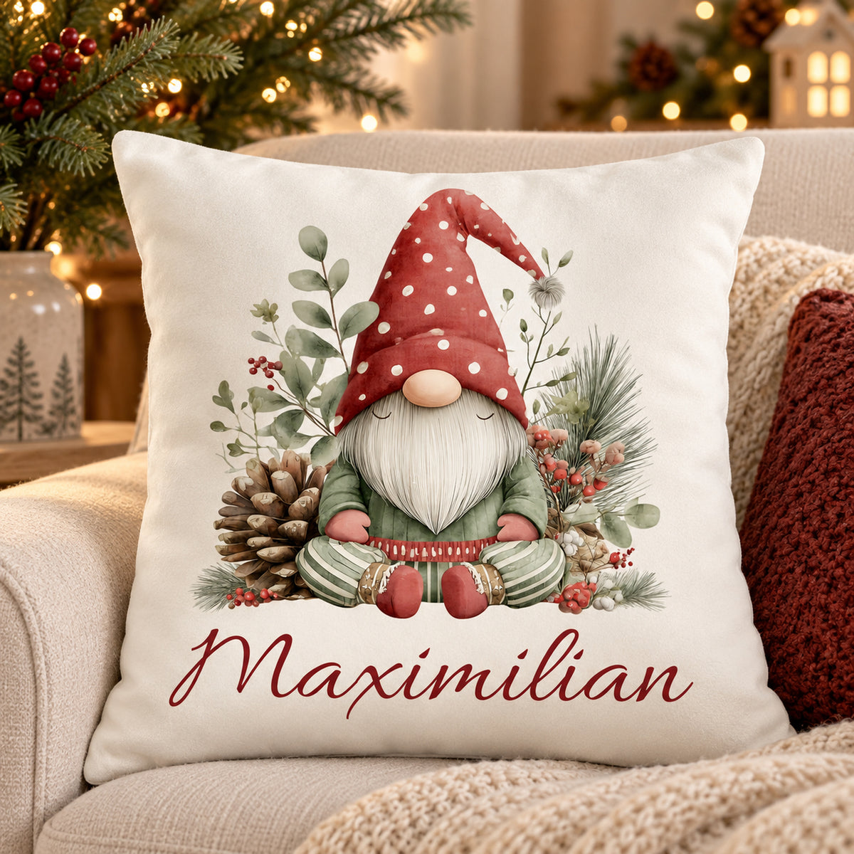 Weihnachtswichtel-Kissenbezug Wintergrün, 40 × 40 cm, mit Beispielname Maximilian: Wohnszene.