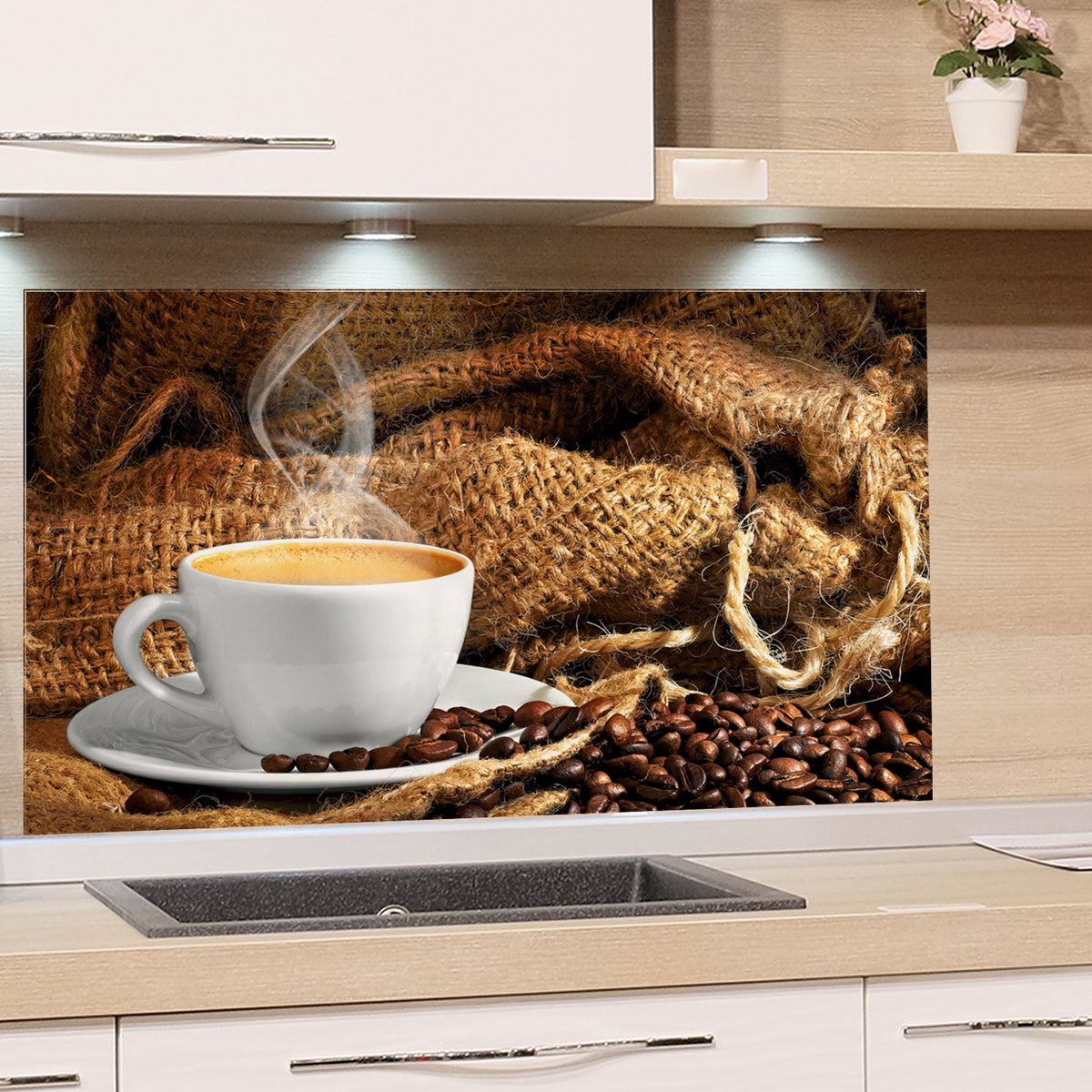 Weißer Kaffeebecher mit dampfendem Kaffee und Kaffeebohnen.