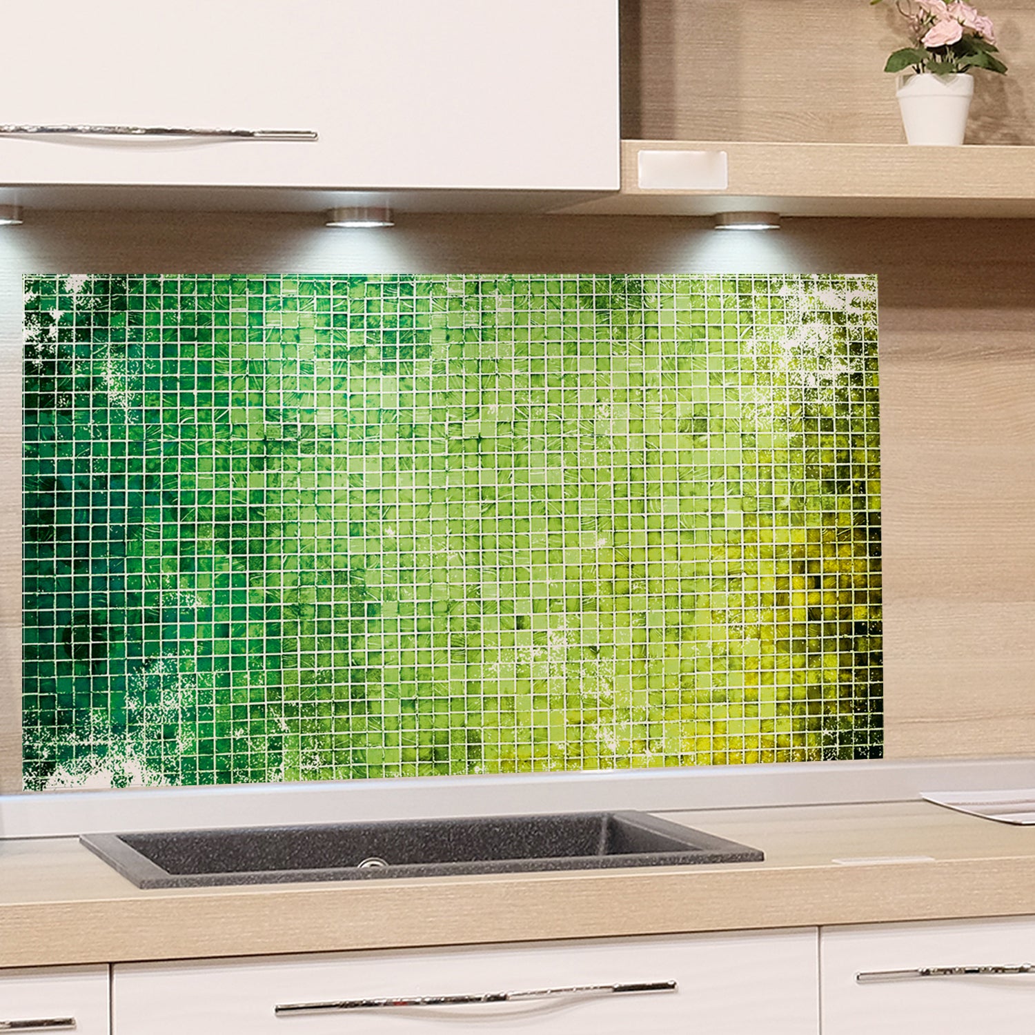 Grüne Mosaikfliesen mit gelben Akzenten in der Küche.
