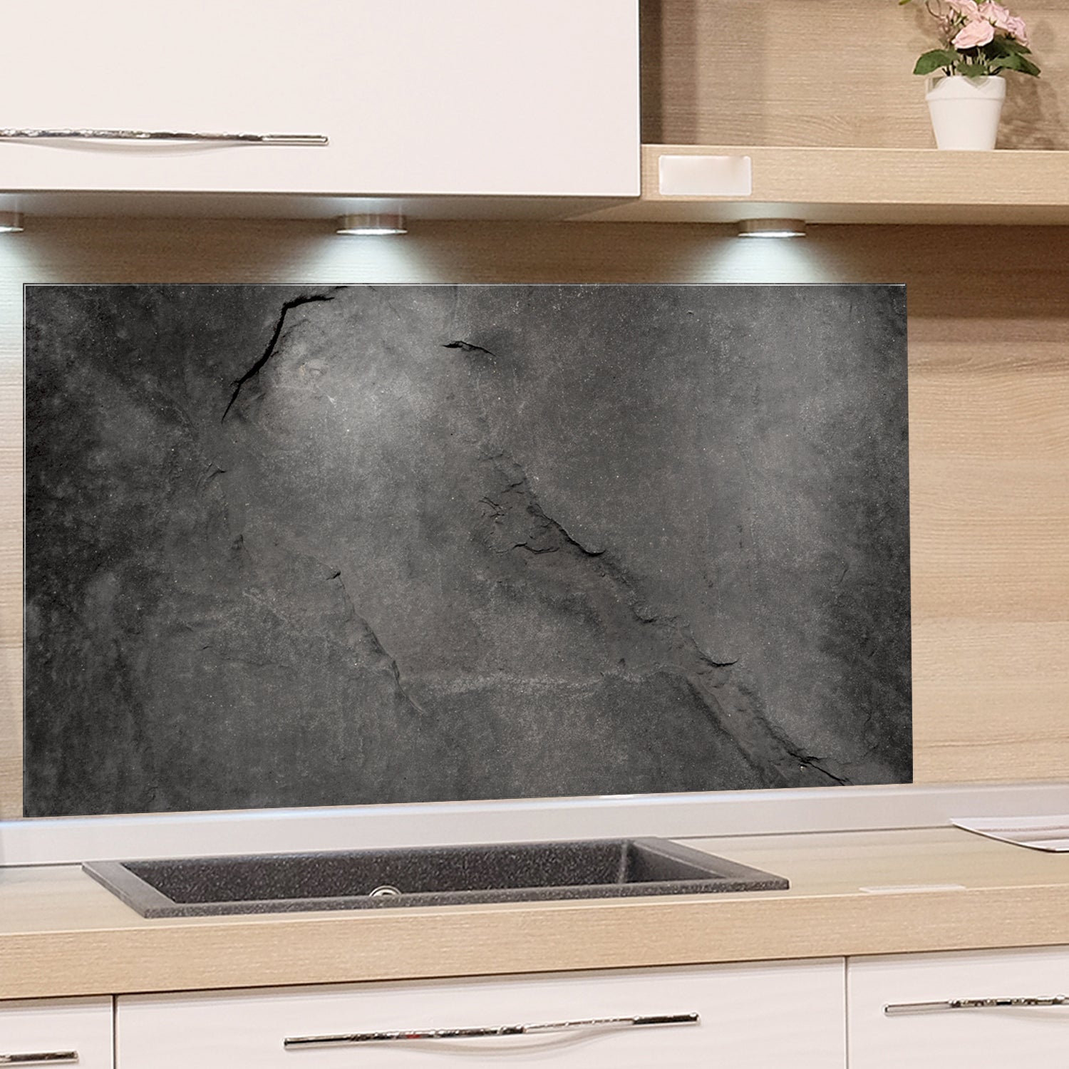 Schwarze Steinoptik Rückwand für moderne Küchen.