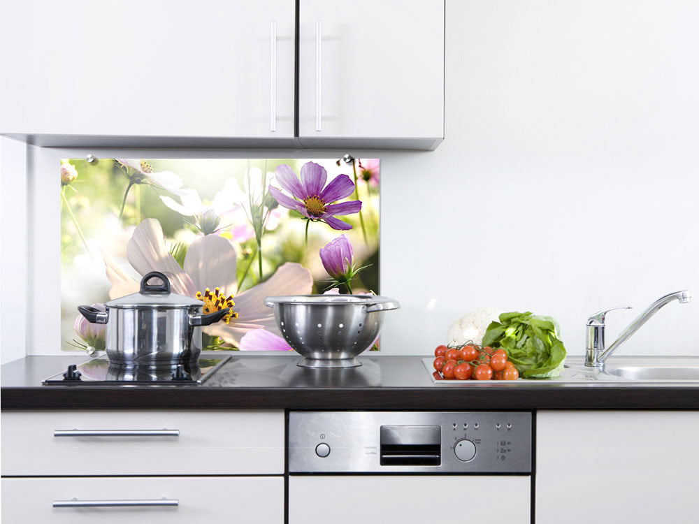 Moderne Küche mit blühendem Blumenmuster und frischem Gemüse.