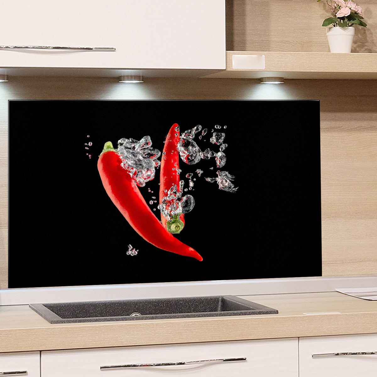 Küchenrückwand Spritzschutz Rote Chilischoten sprudeln in Wasser auf schwarzem Hintergrund.