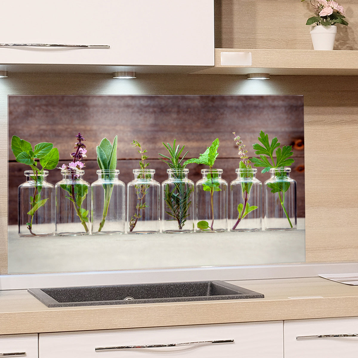 Glasflaschen mit frischen Kräutern auf Holzuntergrund.