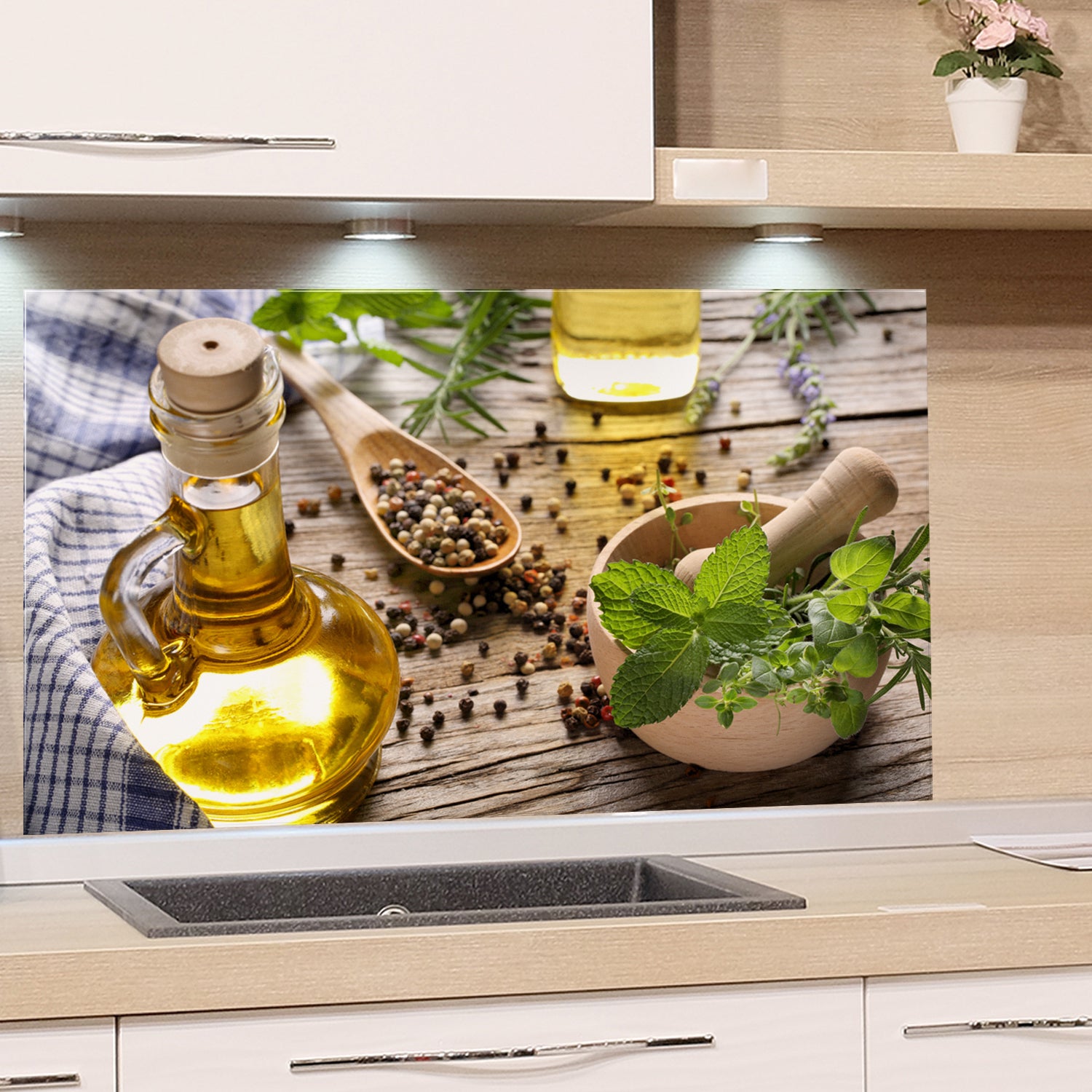 Küchenrückwand Spritzschutz Olivenöl in Glasflasche, frische Kräuter und Gewürze.