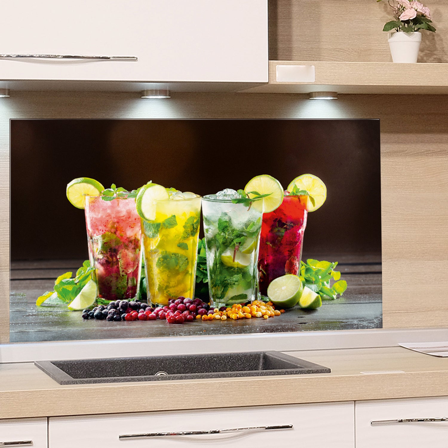 Bunte Cocktails mit Limetten und frischer Minze.