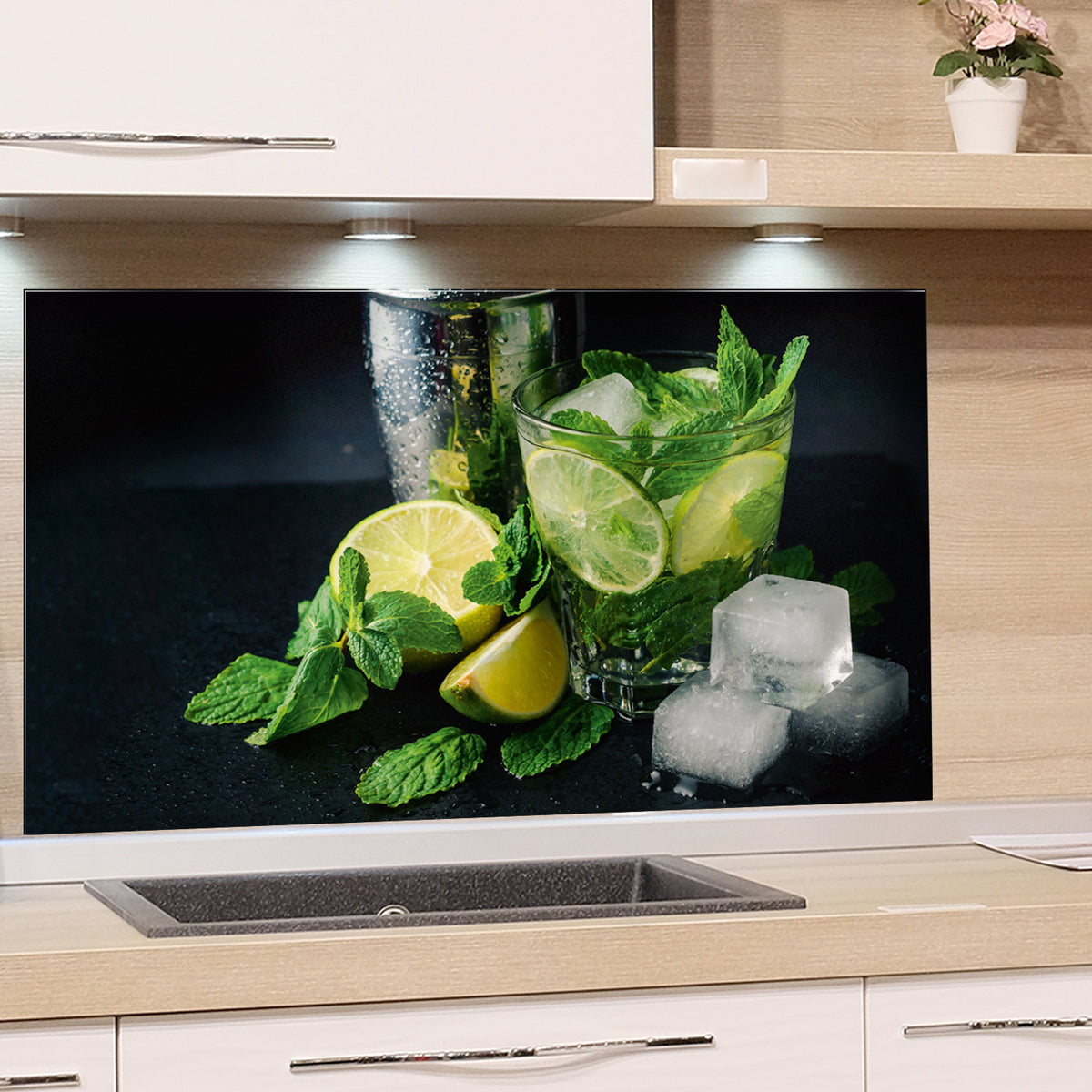 Mojito mit Limetten, Minze und Eiswürfeln auf schwarzem Hintergrund.
