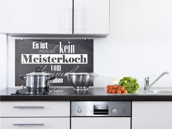 Küchenrückwand Spritzschutz Schwarzes Küchenbanner mit weißem Text und Gemüsen.