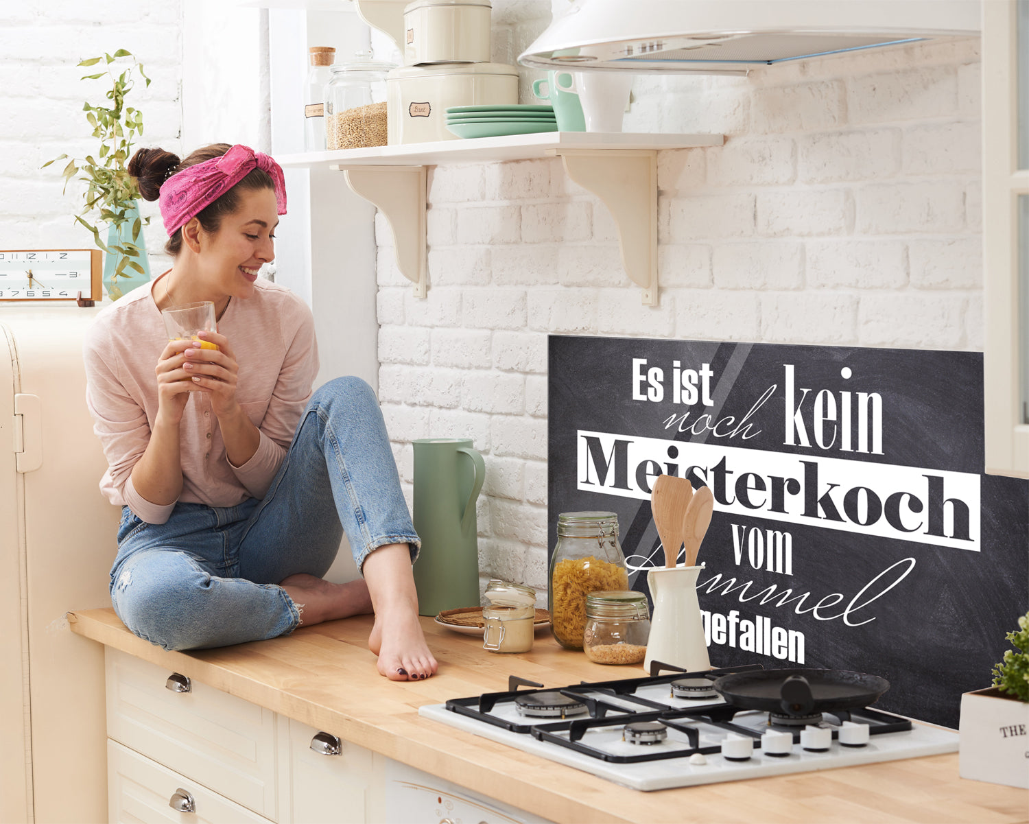 Küchenrückwand Spritzschutz Schwarzes Schild mit weißem Text, Küchenumgebung, fröhliche Frau.