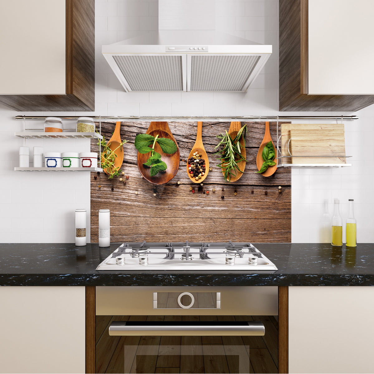 Küchenrückwand Spritzschutz Moderne Küche mit Holzregal, Gewürzen und frischen Kräutern.