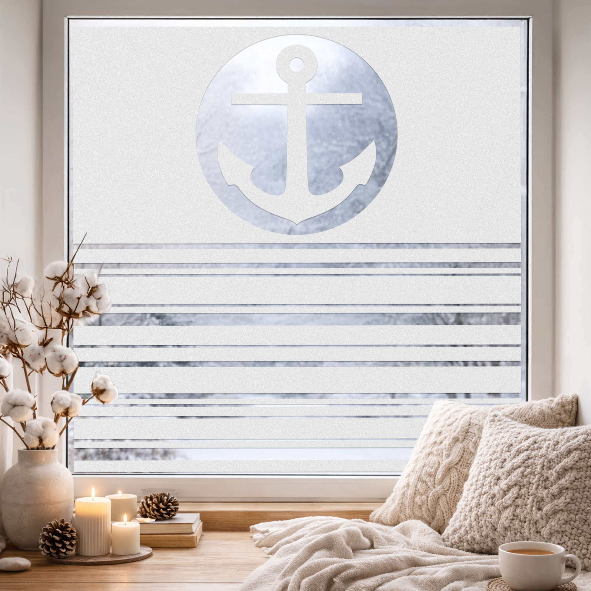 Fenster mit Anker-Motiv und weißen Streifen, winterliche Atmosphäre.