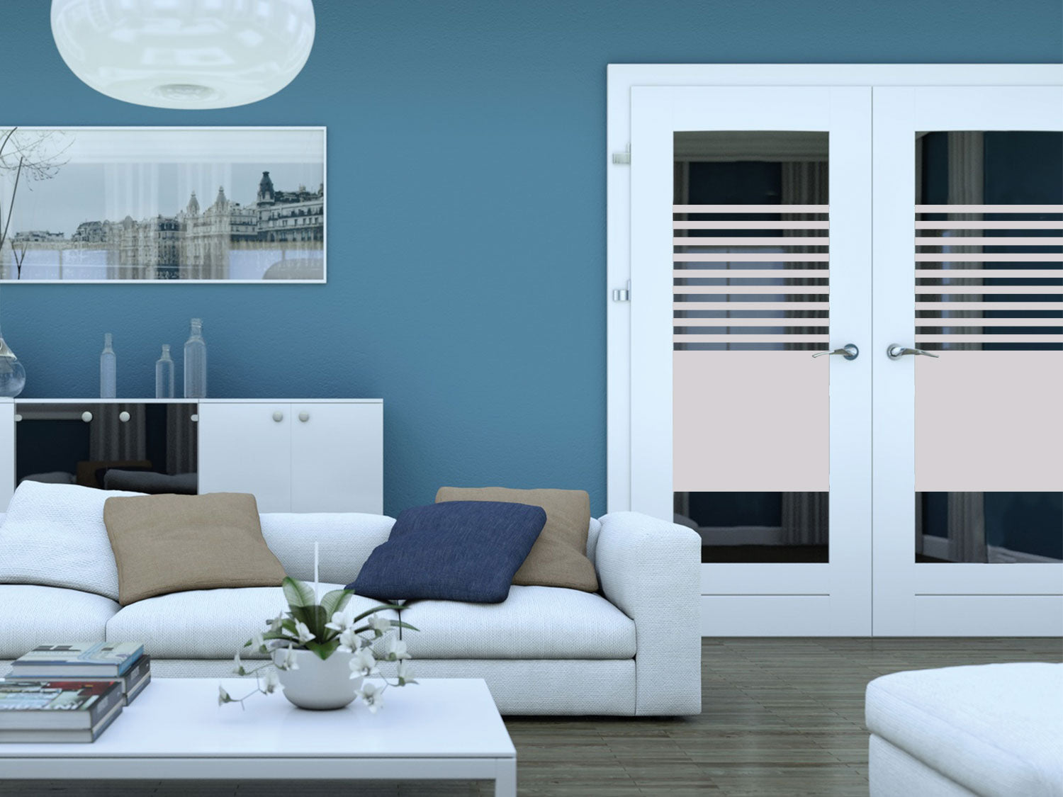 Helles Wohnzimmer mit blauen Wänden und weißen Möbeln.