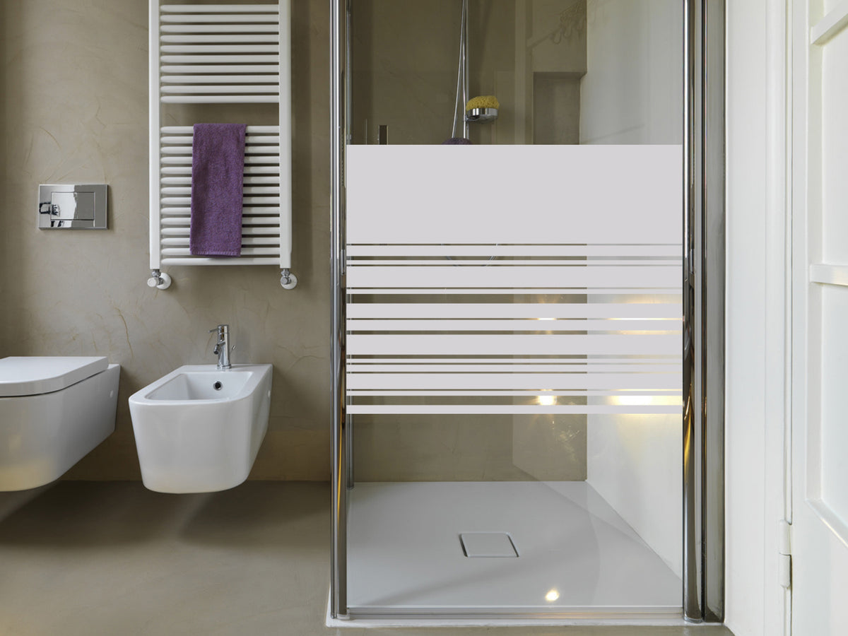 Moderne Dusche mit transparenten Trennwänden und grauem Boden.
