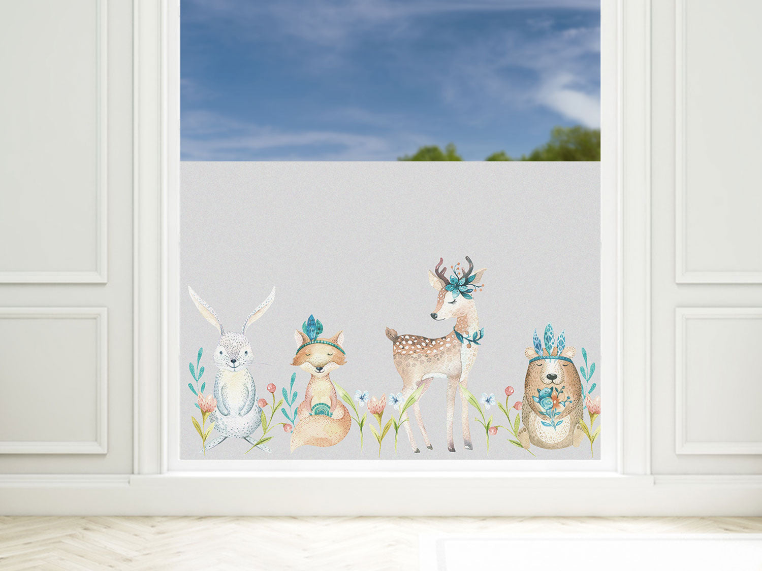 Bunte Wandgestaltung mit Tieren und Blumenmotiven.