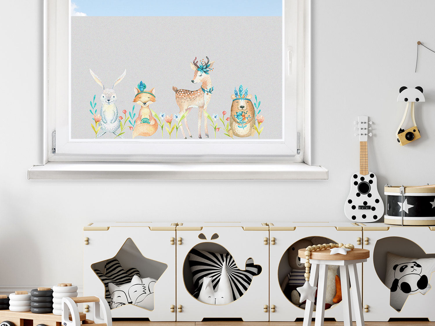 Bunte Wanddekoration mit Tieren und Pflanzenmotiven.