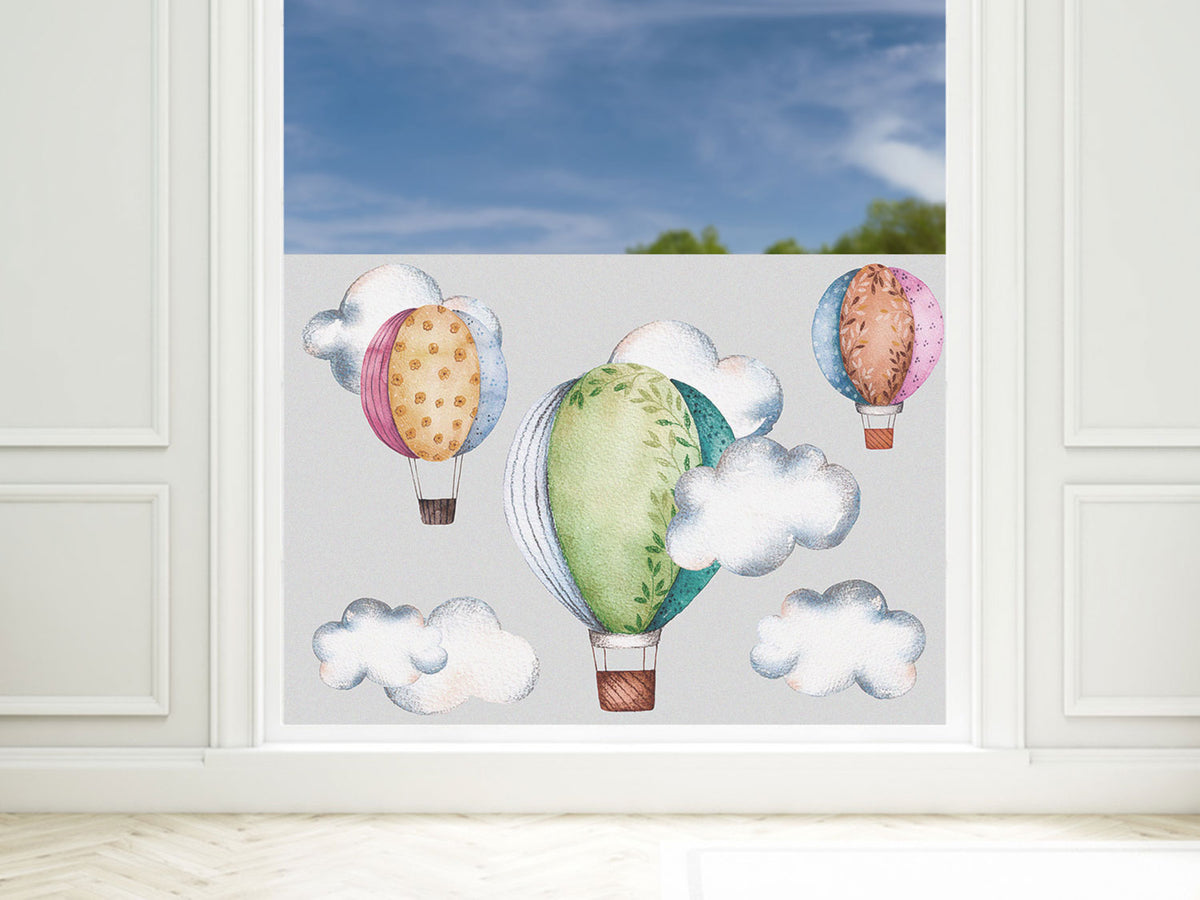 Bunte Heißluftballons mit Wolken auf grauem Hintergrund.