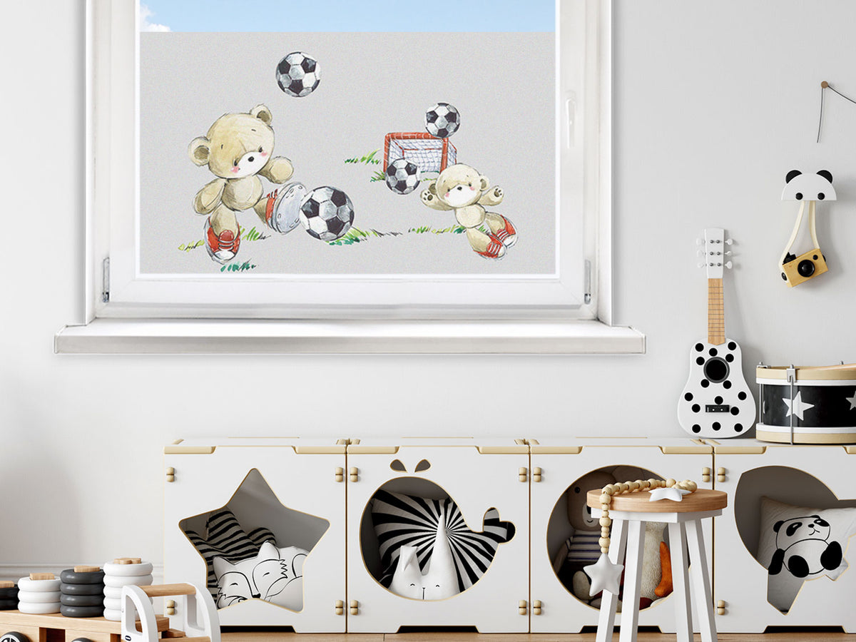 Bären und Enten mit Fußbällen im Kinderzimmer.