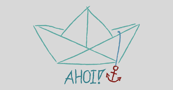 Papierboot in Türkis mit rotem Anker und Schriftzug "AHOI!"
