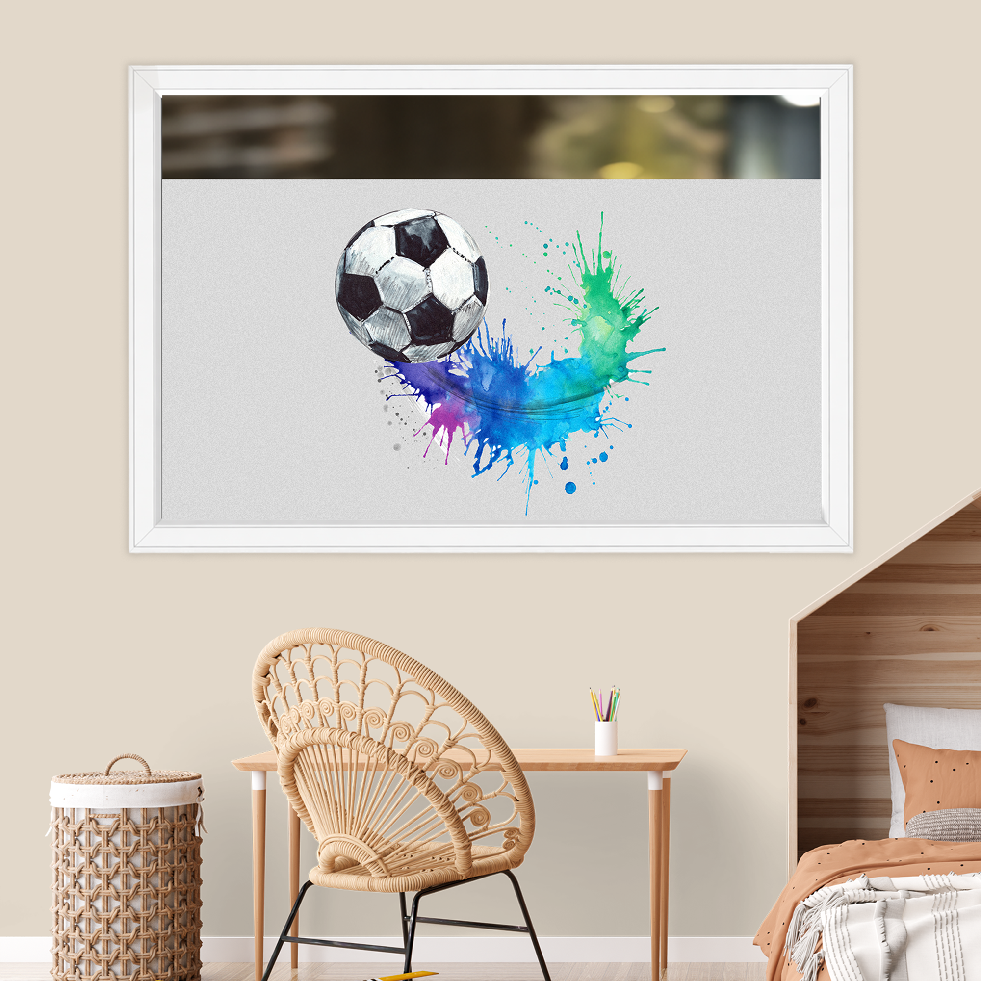 Fußball mit bunten Farbspritzern in einem weißen Rahmen.