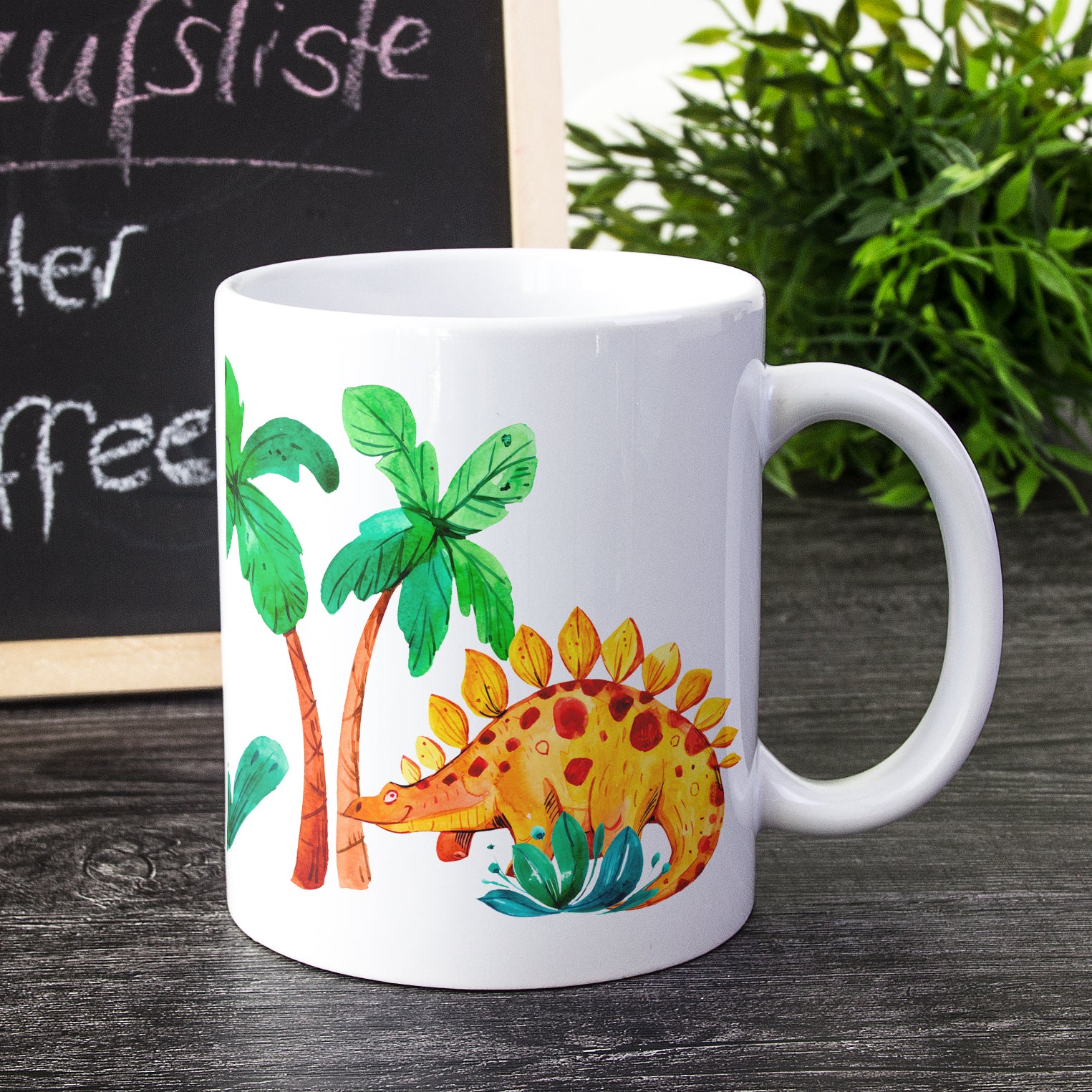 Bunte Dinosaurier-Tasse mit Palmenmotiven.
