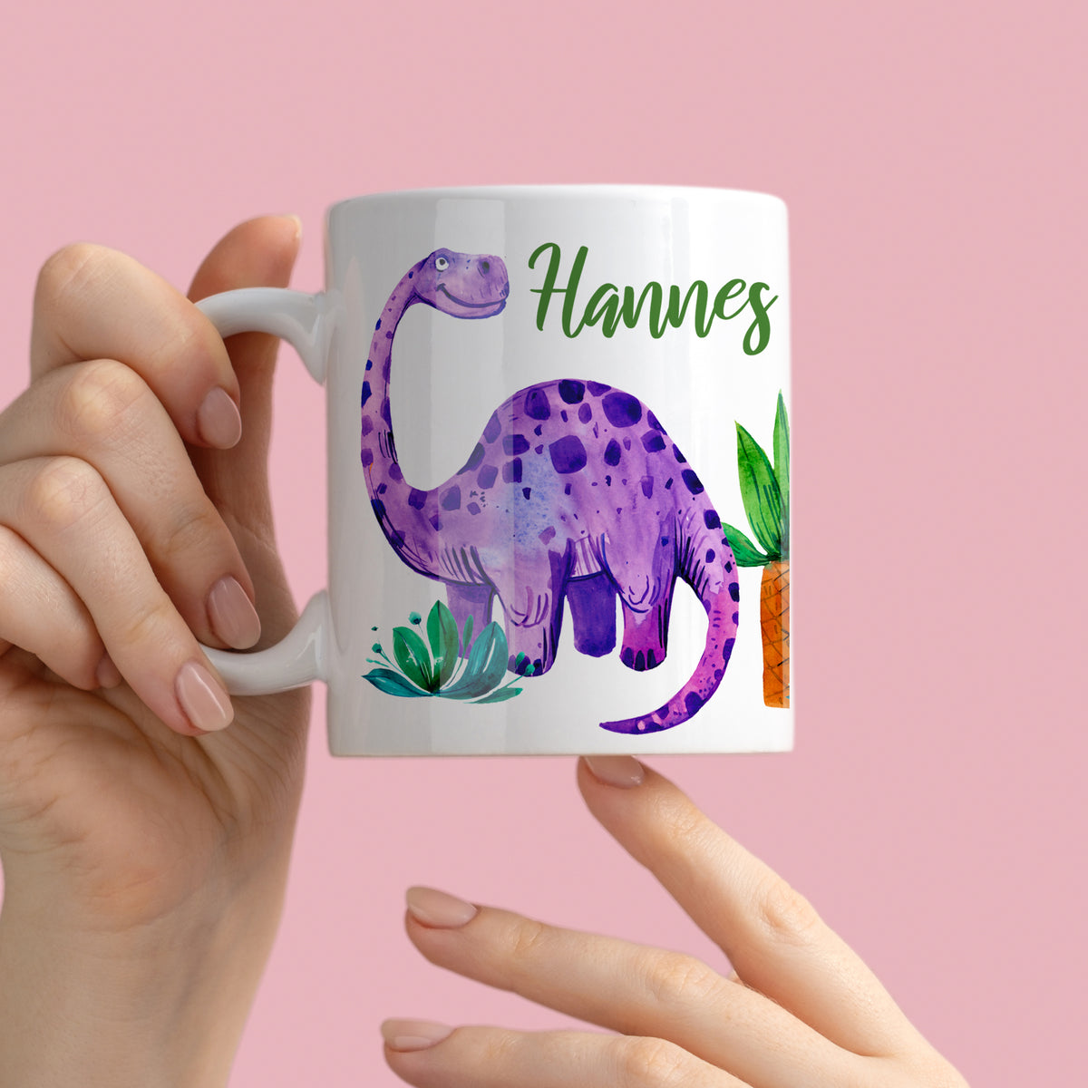 Lila Dinosaurier-Tasse mit dem Namen Hannes und Pflanzen.