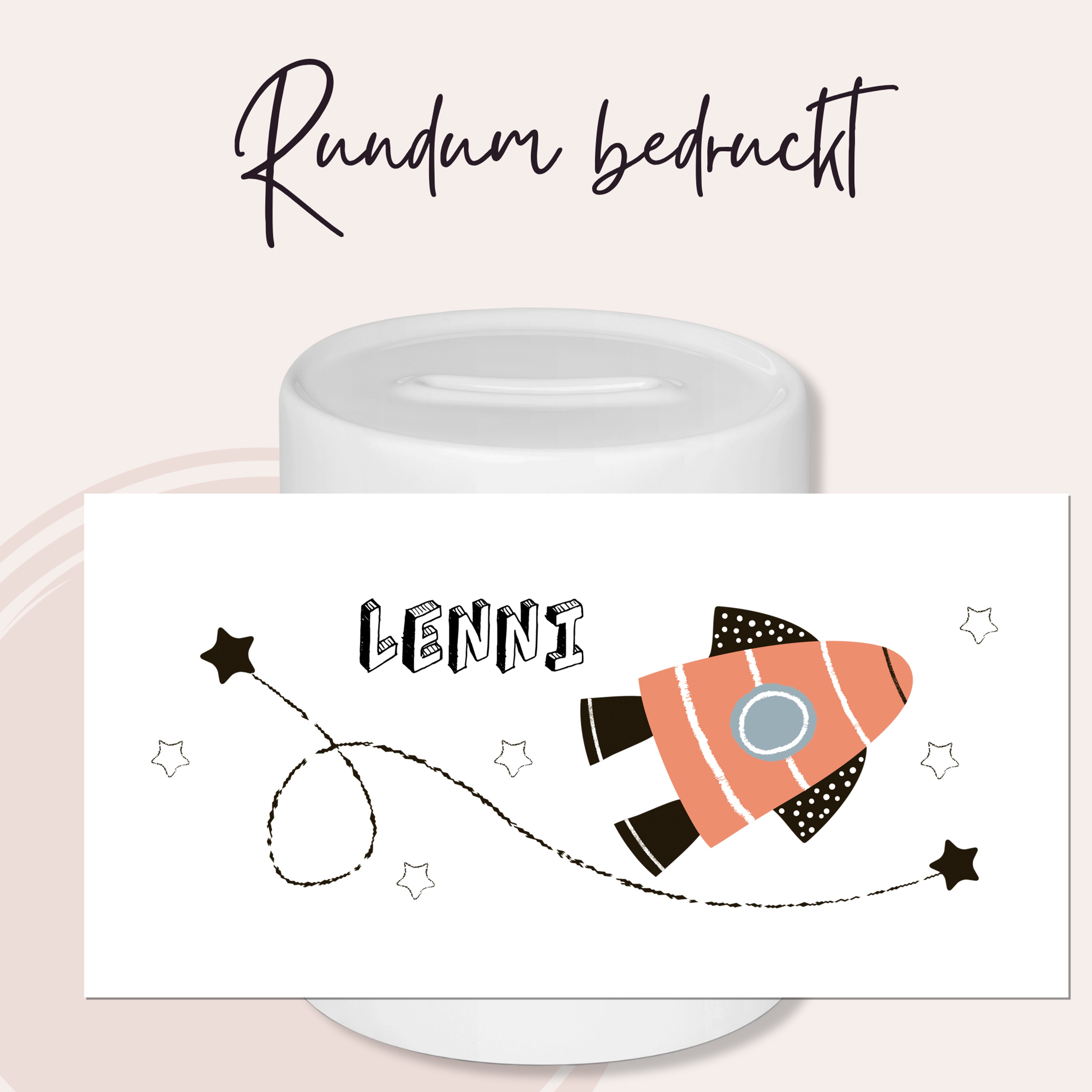 Runder Becher mit orangefarbener Rakete und Namen "LENNI".