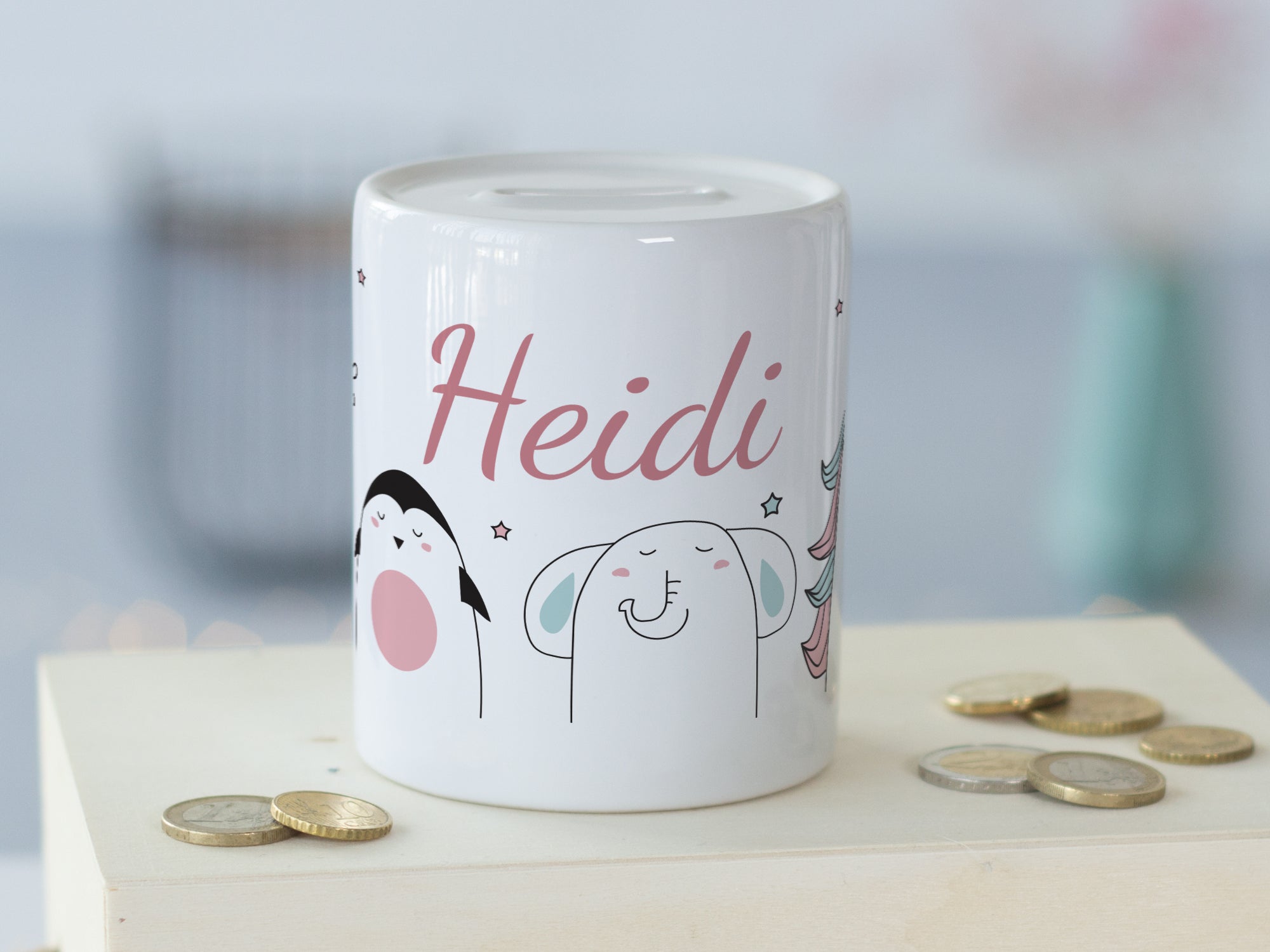 Weißes Sparschwein mit niedlichen Tiermotiven und dem Namen "Heidi".