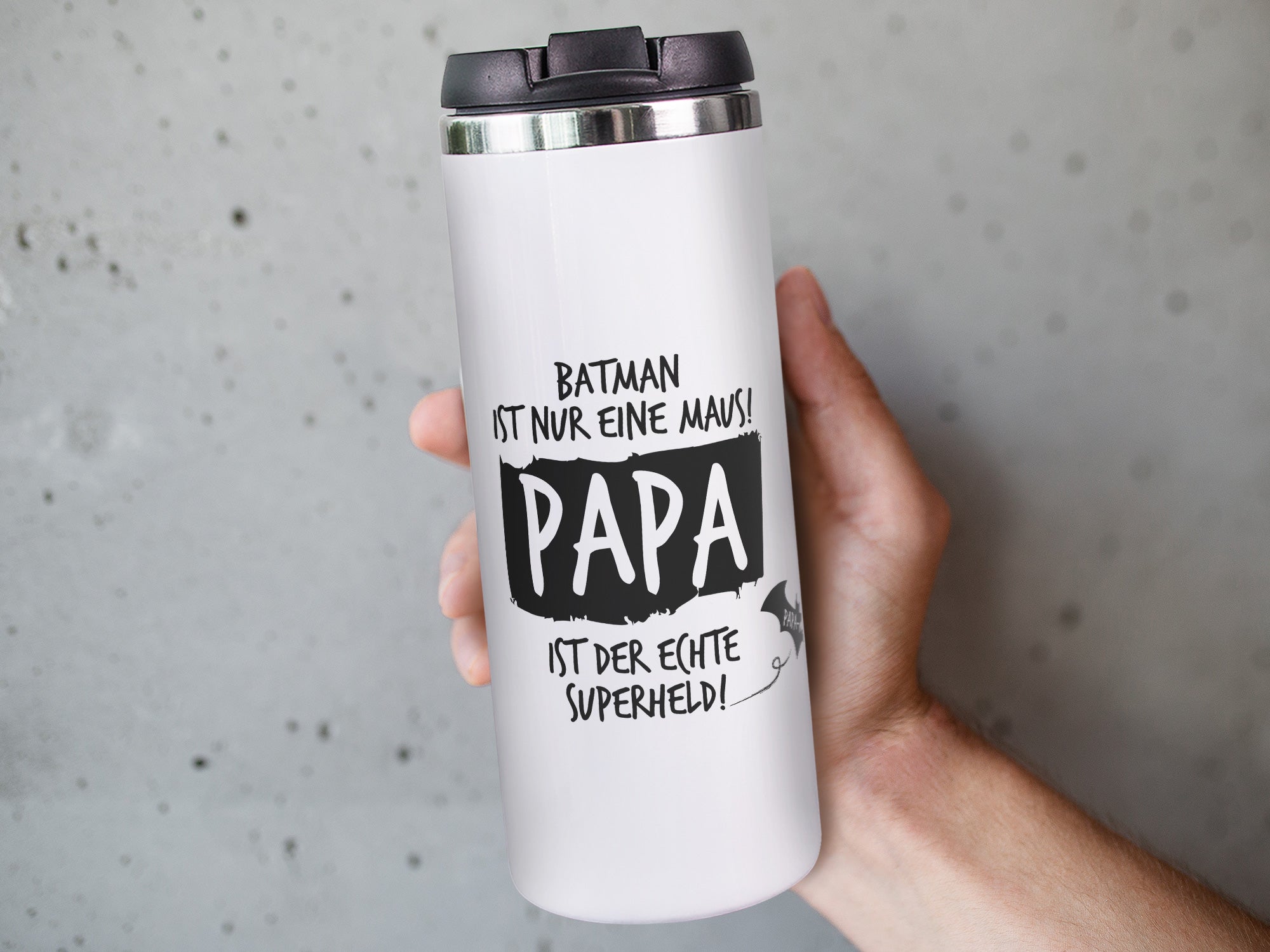 Weißer Thermobecher mit schwarzem Text über Papa als Superheld.