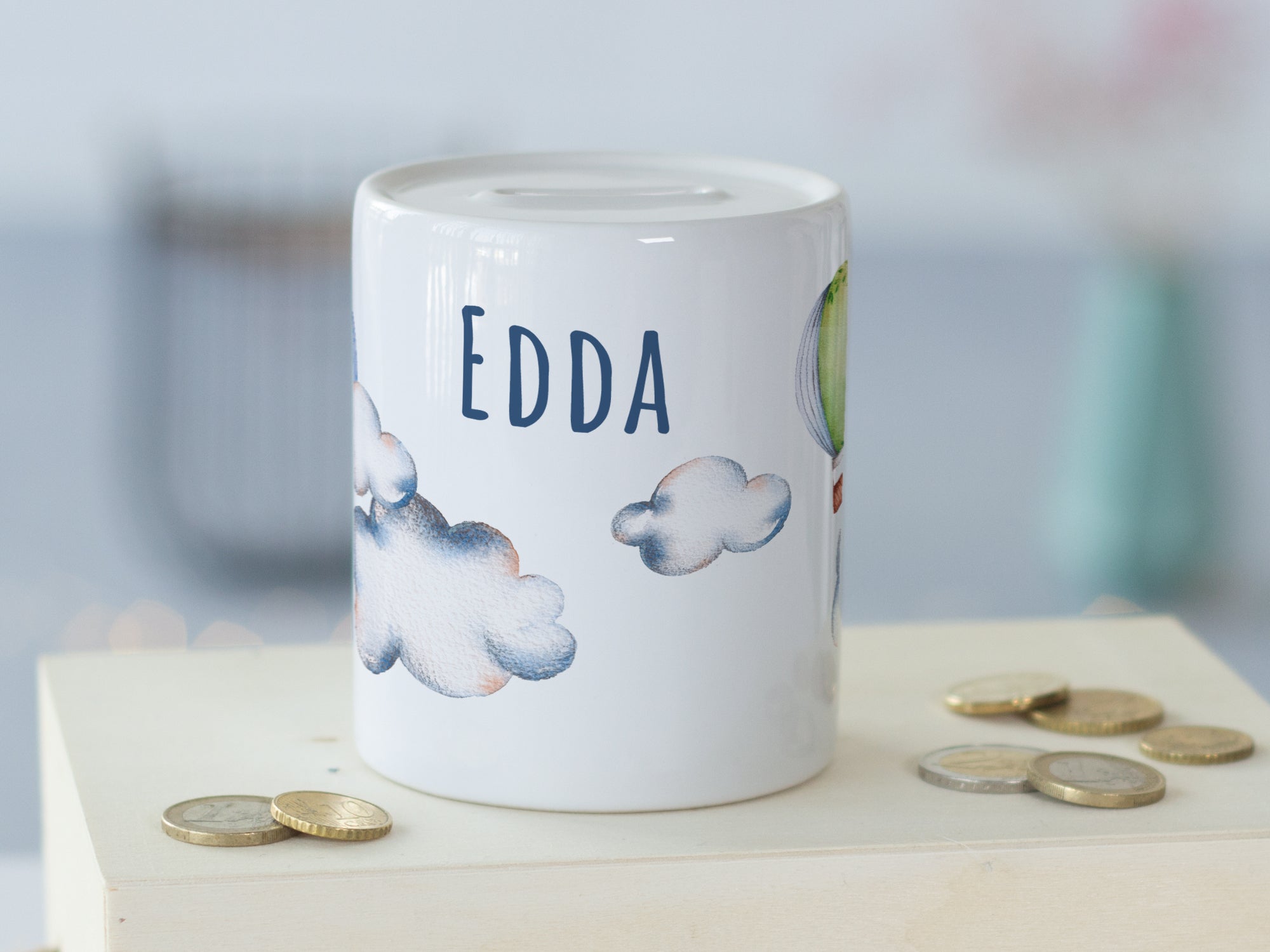 Weißes Sparschwein mit Wolken und dem Namen "EDDA".
