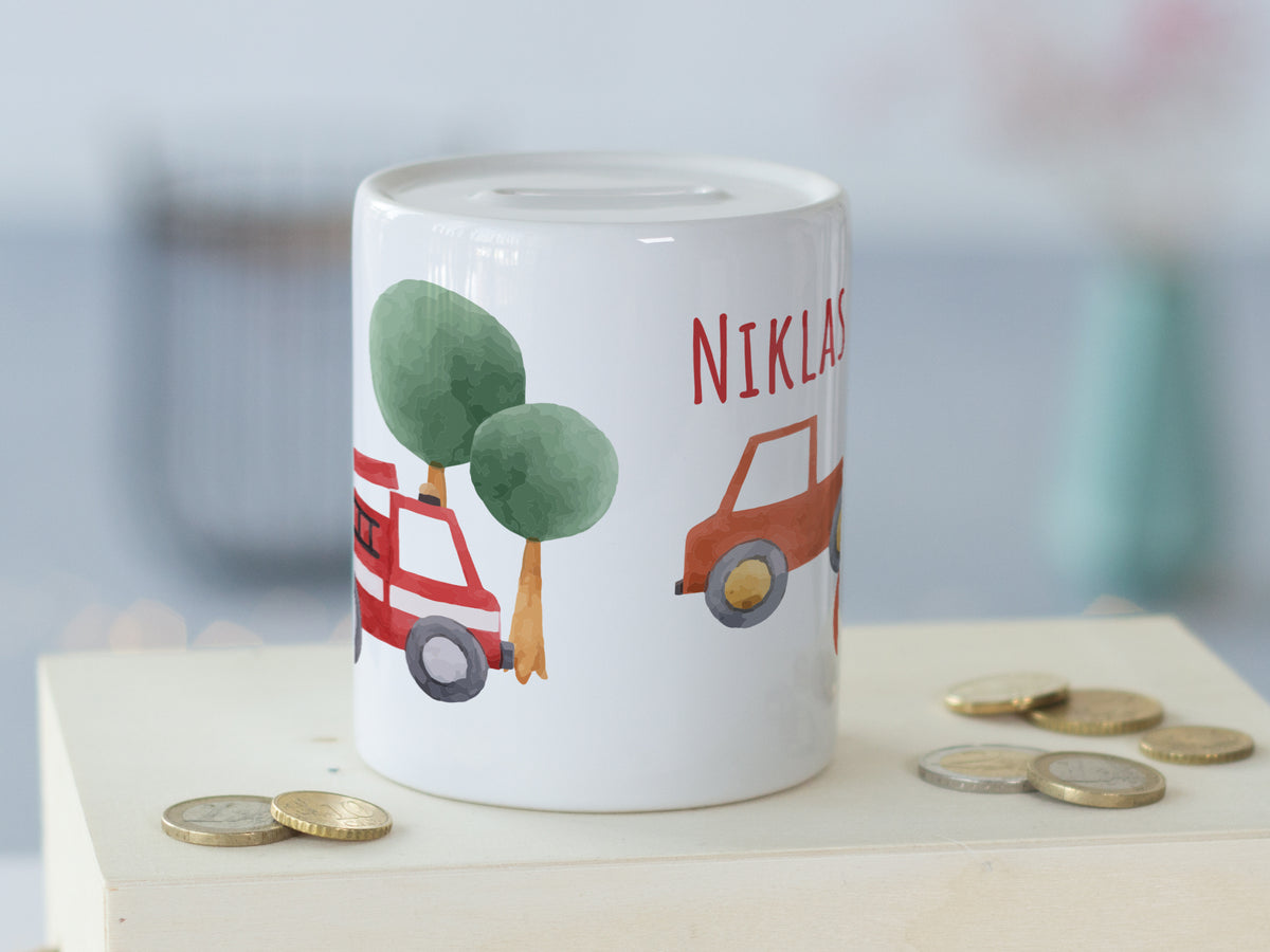 Personalisierte Spardose mit roten Autos und Bäumen.