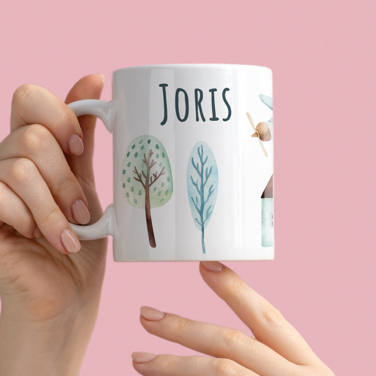 Weißer Becher mit bunten Baum-Motiven und dem Namen Joris.