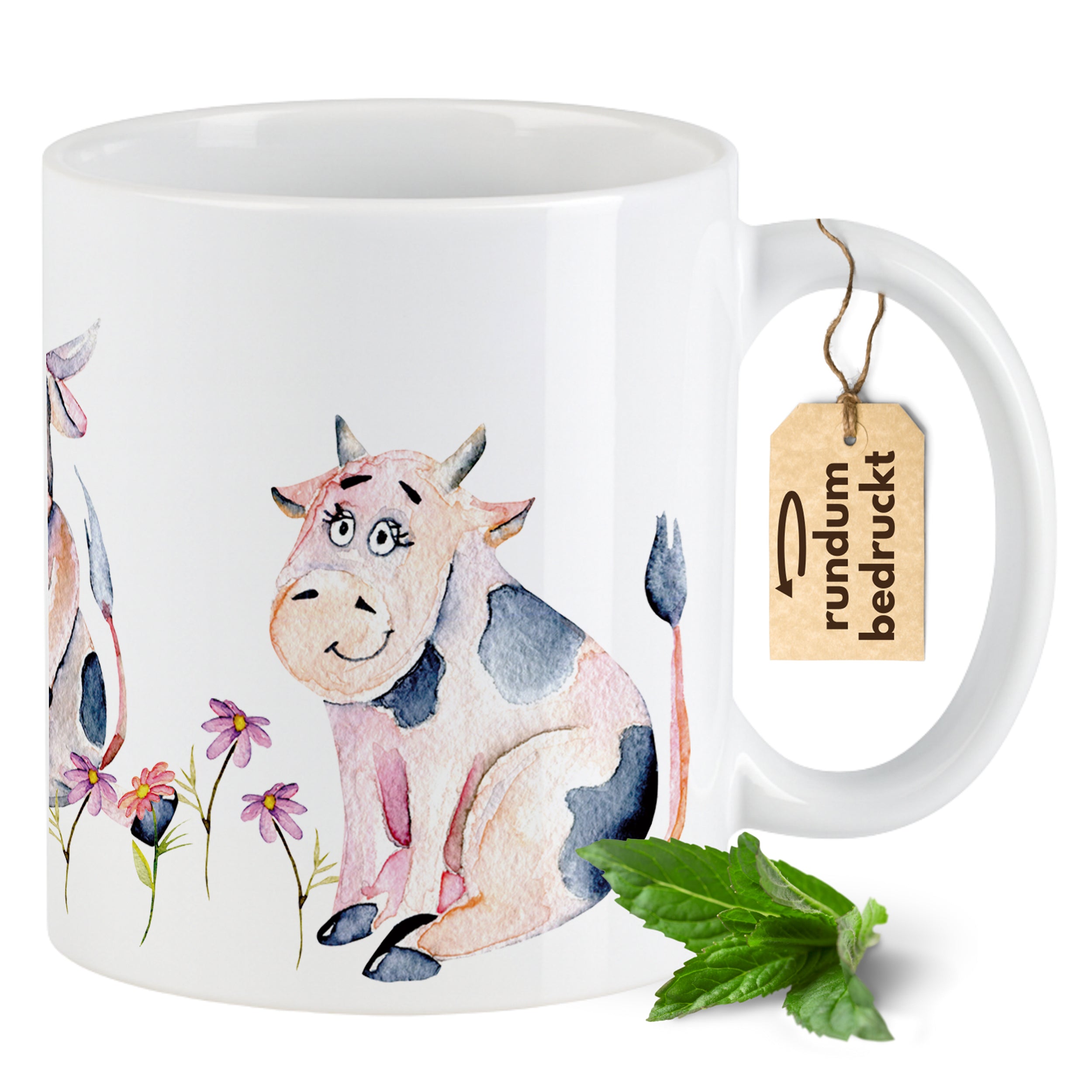 Weißer Kaffeebecher mit Kuh-Motiv und Blumen.