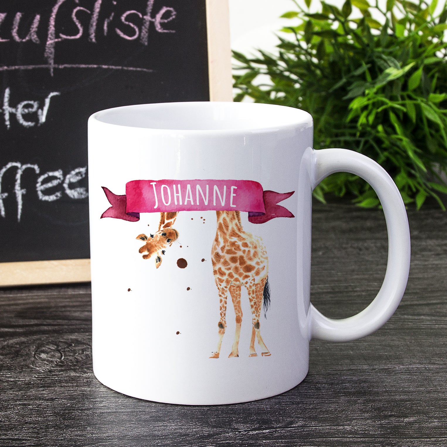 Weißer Kaffeebecher mit Giraffe und personalisiertem Namen "Johanne".