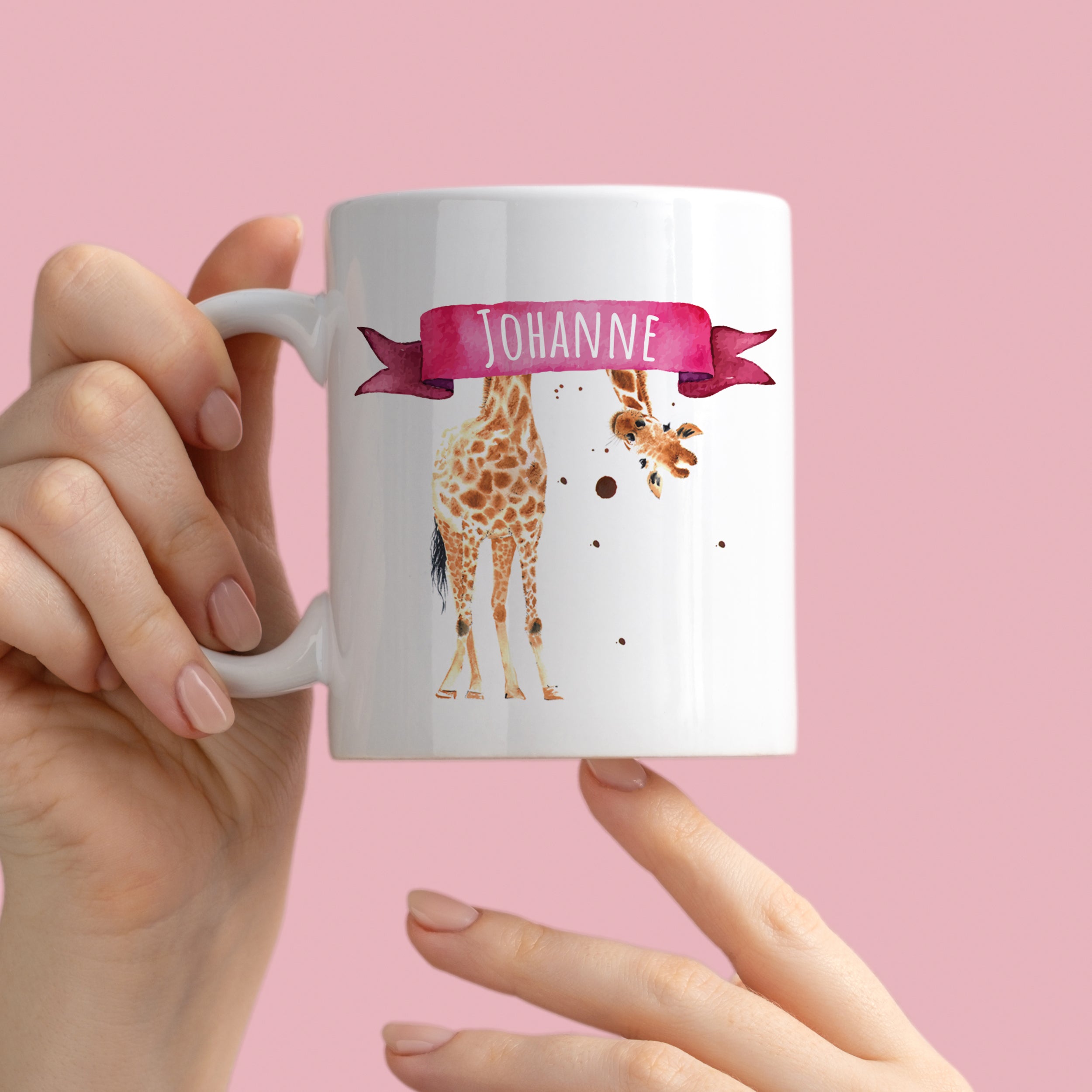 Weiße Tasse mit Giraffenmotiv und personalisiertem Namen.