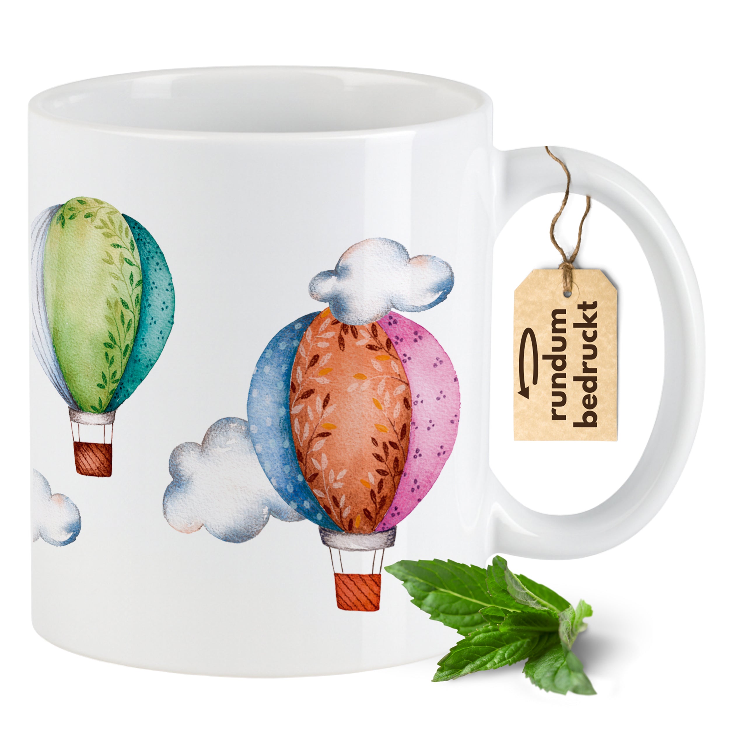 Weißer Kaffeebecher mit bunten Heißluftballons und Wolken.