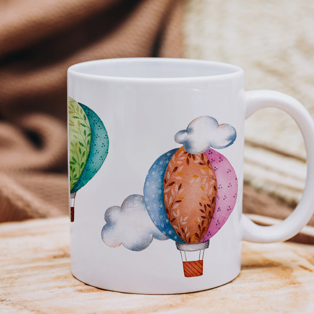 Tasse mit bunten Heißluftballons und Wolken.