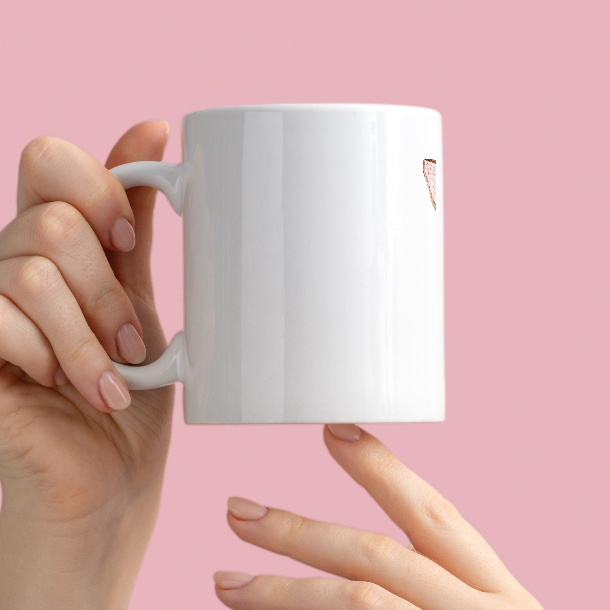 Weißer Kaffeebecher mit rotem Detail, rosa Hintergrund.