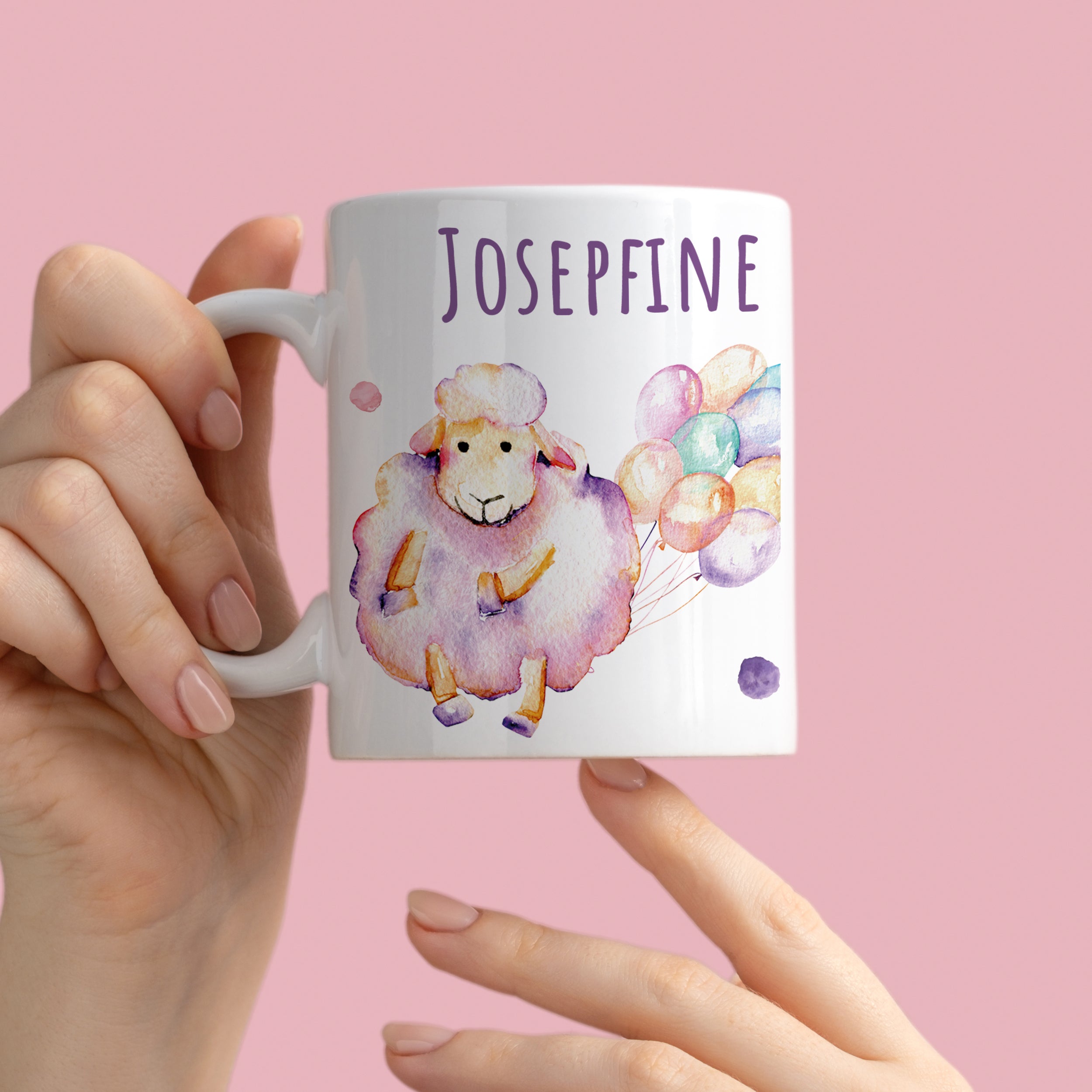 Tasse mit lila Schaf und bunten Luftballons, personalisiert.