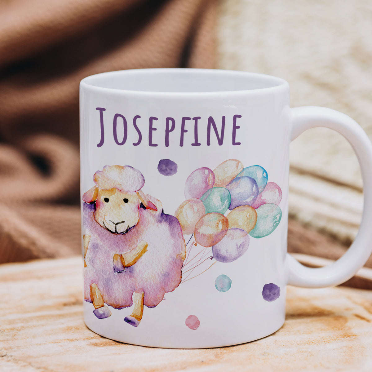Tasse mit lila Schaf und bunten Luftballons.