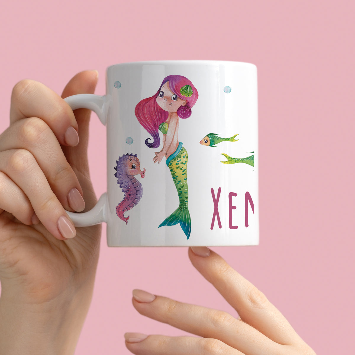 Tasse mit Meerjungfrau, Seepferdchen und bunten Fischen.